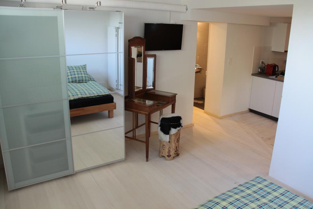Swiss Borzoi House Bed & Breakfast Vully-les-Lacs Rom bilde